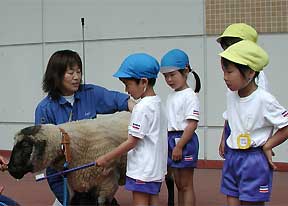 ペーター君と代表園児たち