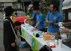 フッ素試洗口をするイベント参加者とスタッフ