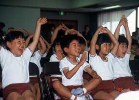 元気にクイズに答える子どもたち