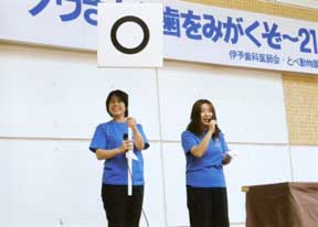 ○×クイズの正解をだしている山口さん